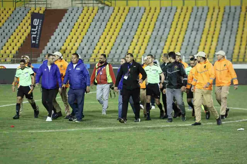 "إهانة وإساءة والمطالبة بالإيقاف الفوري".. يلا كورة يكشف تفاصيل شكوى الأهلي للانضباط ضد الحكم وفا 